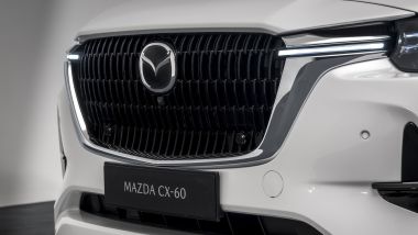 Nuova Mazda CX-60 PHEV 2022: la calandra cromata della versione Takumi