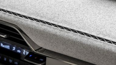 Nuova Mazda CX-60 PHEV 2022: la cucitura lungo la plancia della versione Takumi
