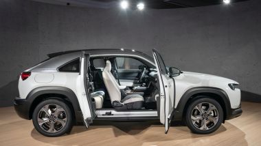 Nuova Mazda MX-30 2020: l'apertura al contrario delle portiere posteriori