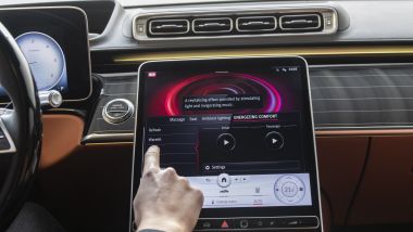 Nuova Mercedes Classe S: il display dell'infotainment con tecnologia OLED