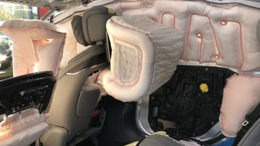Nuova Mercedes Classe S: la batteria di airbag per la sicurezza dei passeggeri