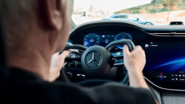 Nuova Mercedes EQS: le prove con lo steer by wire e il volante a cloche