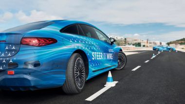Nuova Mercedes EQS: si vede l'asse posteriore sterzante durante le prove di agilit&agrave; fra i birilli