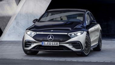 Nuova Mercedes EQS: visuale di 3/4 anteriore