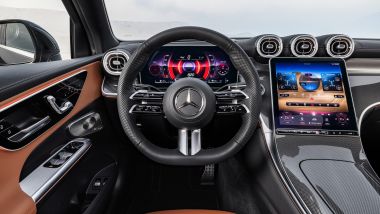 Nuova Mercedes GLC Coupé 2024, volante e strumentazione