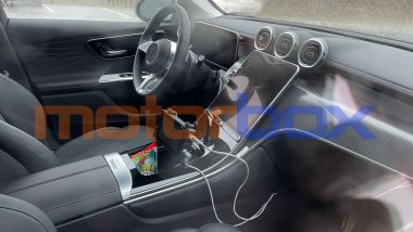 Nuova Mercedes GLC Coupé: l'abitacolo aggiornato con il display verticale dell'infotainment