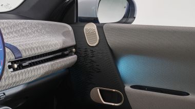 Nuova Mini Cooper 2024, stereo e luci ambientali