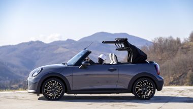 Nuova Mini Cooper Cabrio, la capote in tessuto si apre in 18 secondi