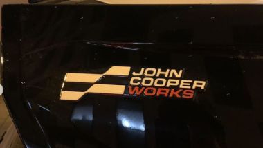 Nuova MIni Cooper JCW: dettaglio del logo John Cooper Works sull'ala posteriore