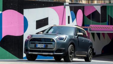 Nuova Mini Countryman sulla rampa del NOI TechPark, decorata da Luca Font