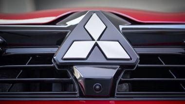 Nuova Mitsubishi Colt, il logo sul cofano
