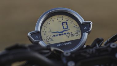 Nuova Moto Guzzi V7 Sport: il quadro strumenti digitale della moto italiana