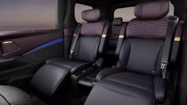 Nuova Nissan Elgrand: eleganza e praticità con sedili di tipo chaise longue