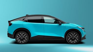 Nuova Nissan Leaf 2025: la fiancata