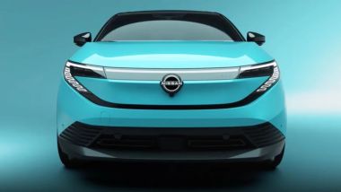 Nuova Nissan Leaf 2026, il frontale ridisegnato con fari a boomerang
