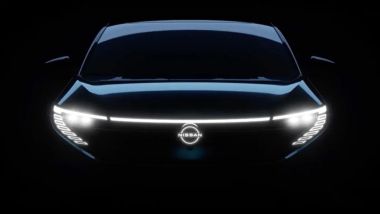 Nuova Nissan Leaf 2026, la firma luminosa e il marchio retroilluminato