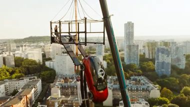 Nuova Nissan Qashqai. il bungee jumping è da Guinness World Record