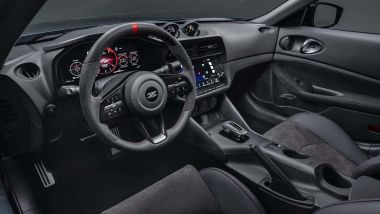 Nuova Nissan Z Nismo: l'abitacolo con finiture rosse e sedili racing Recaro