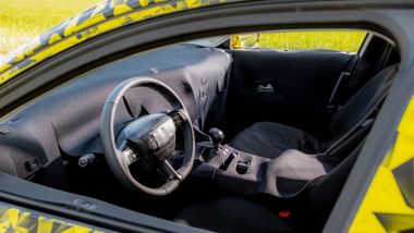 Nuova Opel Astra 2021: del posto guida si vede praticamente solo il volante