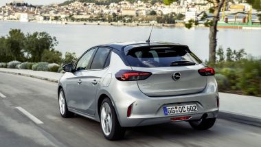 Nuova Opel Corsa 2019: un vista panoramica della coda e del mare