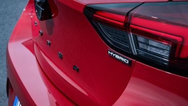 Nuova Opel Corsa e-hybrid: il lettering CORSA compare al posteriore