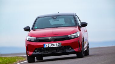 Nuova Opel Corsa e-hybrid: si nota la nuova mascherina Opel-Vizor