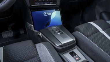 Nuova Opel Frontera: in abitacolo soluzioni furbe come il porta tablet con cinghie elastiche