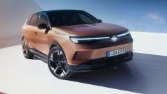 Nuova Opel Grandland (2024): EV, ma anche ibrida a benzina. Video
