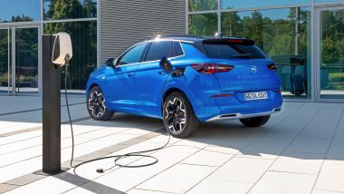 Nuova Opel Grandland: la plug-in durante la ricarica con wallbox