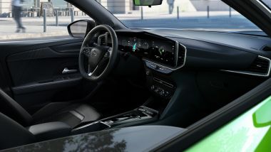 Nuova Opel Mokka-e: gli interni