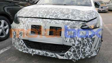 Nuova Peugeot 208 2025: al frontale debutterà il nuovo logo