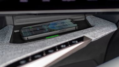 Nuova Peugeot 3008 Hybrid 2024, ricarica wireless per lo smartphone