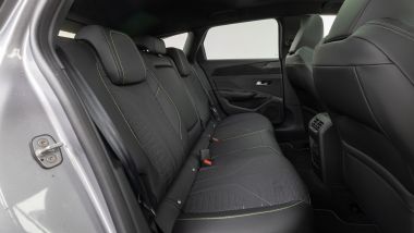 Nuova Peugeot 308: dietro c'è spazio per tre persone senza grossi sacrifici