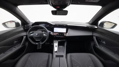 Nuova Peugeot 308: interni spaziosi per cinque e rifiniti con materiali di ottima qualità