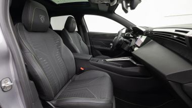 Nuova Peugeot 308: sedili sportivi ma confortevoli e ben sostenuti in Alcantara e pelle