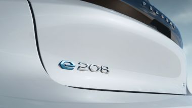 Nuova Peugeot e-208, il logo sul portellone