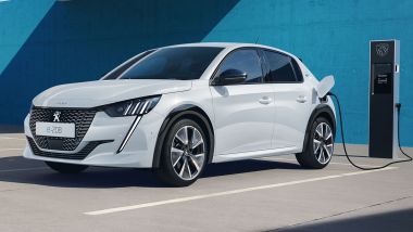 Nuova Peugeot e-208, nel 2023 aumenta l'autonomia