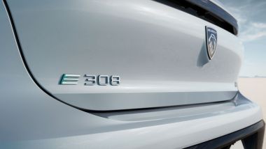 Nuova Peugeot E-308, il badge sul portellone