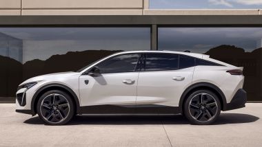 Nuova Peugeot E-408, anteprima al Salone di Parigi 2024