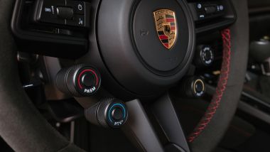 Nuova Porsche 911 GT3 RS 2023, i quattro manettini al volante per il set-up