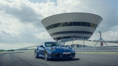 Nuova Porsche 911 ibrida: iniziano i collaudi in pista con una turbo ''speciale''