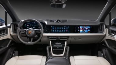 Nuova Porsche Cayenne 2023, il cruscotto con i tre schermi digitali