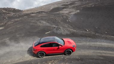 Nuova Porsche Cayenne: anche la S Coupé sui sentieri del vulcano in Sicilia