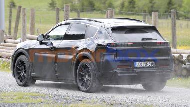 Nuova Porsche Cayenne EV: i prototipi del SUV elettrico durante i collaudi