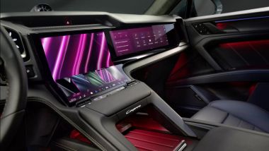 Nuova Porsche Cayenne EV: svelato l'abitacolo del SUV tedesco con tre display e maxi head-up