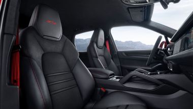 Nuova Porsche Cayenne GTS: i sedili sportivi in tessuto tecnico e con fianchetti più alti
