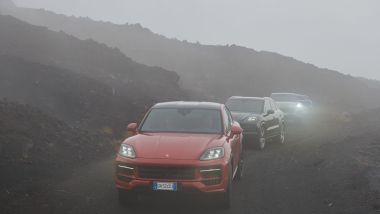 Nuova Porsche Cayenne: nuvole basse e temperature invernali sull'Etna