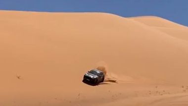 Nuova Porsche Cayenne: sulle dune del deserto e con caldo torrido