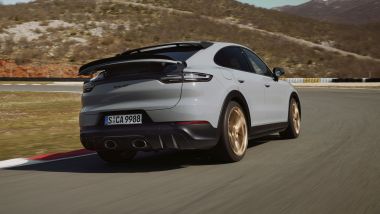 Nuova Porsche Cayenne Turbo GT: visuale di 3/4 anteriore