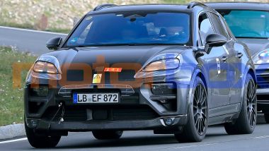 Nuova Porsche Macan EV: calandra chiusa e profilo dei fari a LED molto affilato